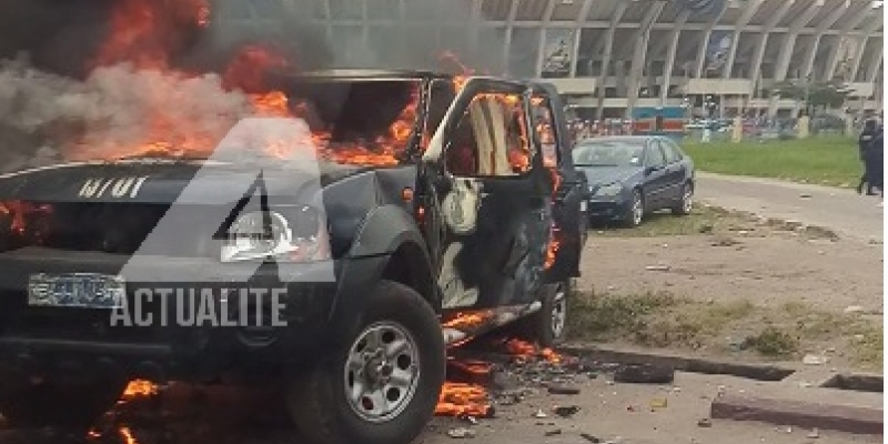 Une jeep de la police incendiée/Ph ACTUALITE.CD