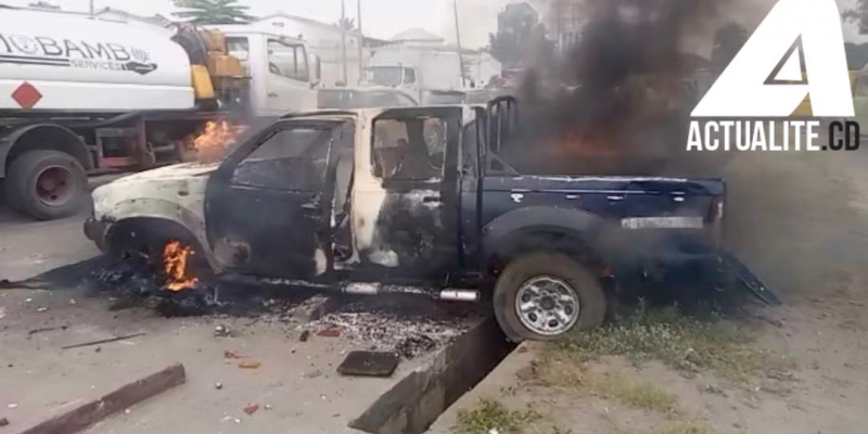 Une jeep de la police incendiée/Ph ACTUALITE.CD