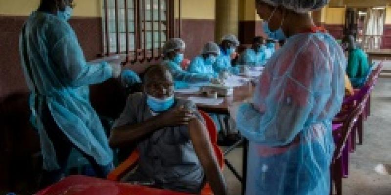 Vaccination contre le virus Ebola à l'hôpital de Nzérékoré, dans le sud-est de la Guinée, le 24 février 2021/AFP