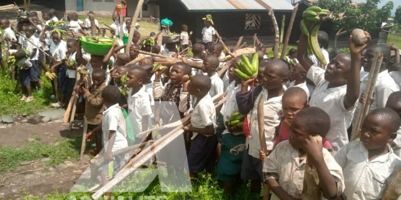 Les écoliers de Mutwanga apportent des vivres et non vivres aux militaires/Ph ACTUALITE.CD 