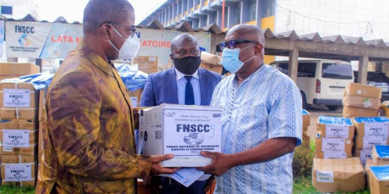 Remise des équipements de lutte contre le Coronavirus, dons du FNSCC à 5 structures sanitaires de la ville de Kinshasa. Ph. Droits tiers.