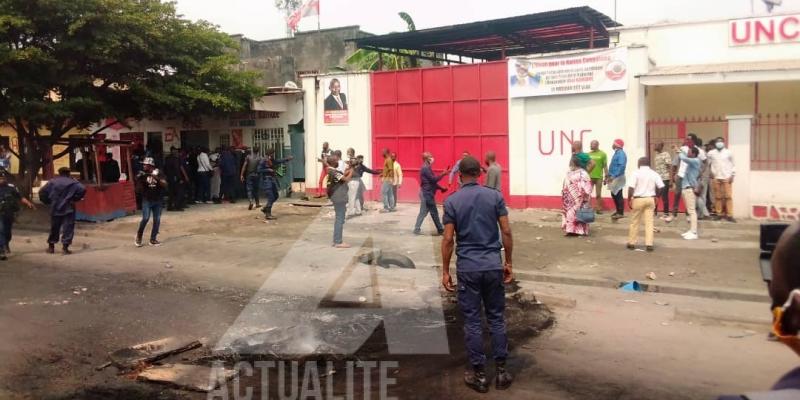 La police lors d'une intervention devant le siège national de l'UNC/Ph. ACTUALITE.CD