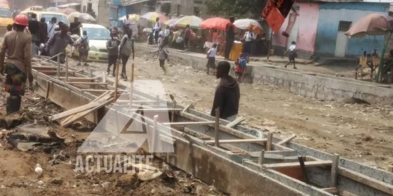 Les travaux de construction d'une route asphaltée sur l'avenue Assossa entre les communes de Bumbu et Ngiri-ngiri/Ph. ACTUALITE.CD