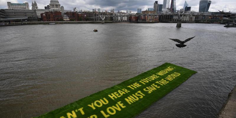 Une bannière du mouvement écologiste Extinction Rebellion sur la Tamise, le 25 juin 2021. AFP