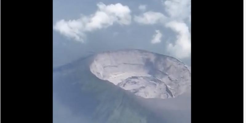 Une vue aérienne du cratère du Nyiragongo 