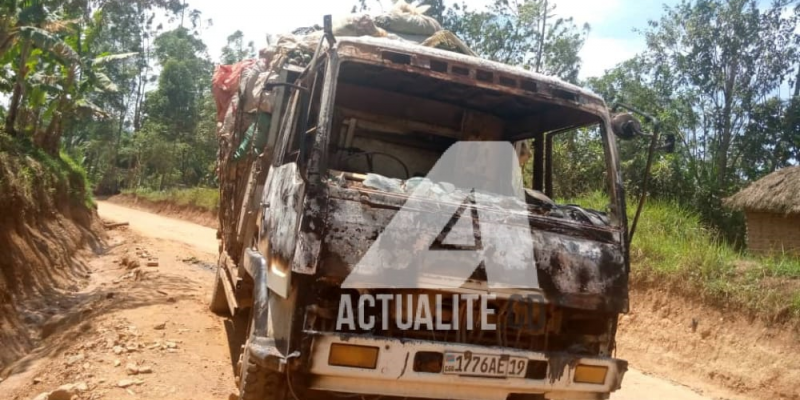 Archive. Un camion incendié par les combattants ADF sur la route Beni-Butembo