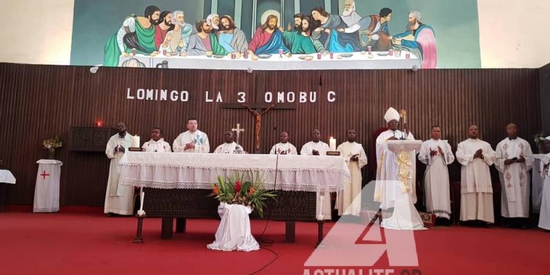 L'autel de la paroisse catholique St Joseph de Matonge à Kinshasa