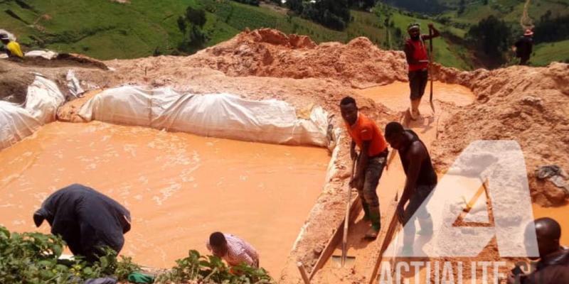 Illustration. Des creuseurs artisanaux dans une carrière d'exploitation de coltan à Masisi