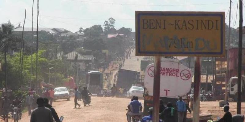 Pancarte de signalisation sur la route Beni-Kasindi