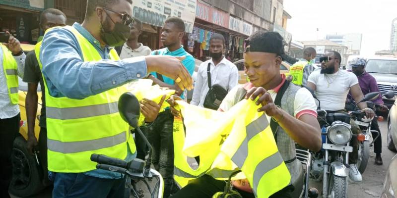 distribution des gilets aux taxi-motos