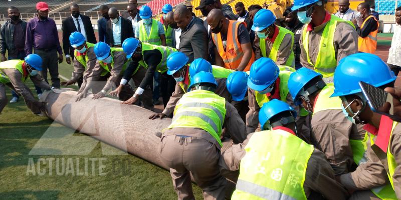 Changement de la pelouse syntétique du stade des Martyrs.