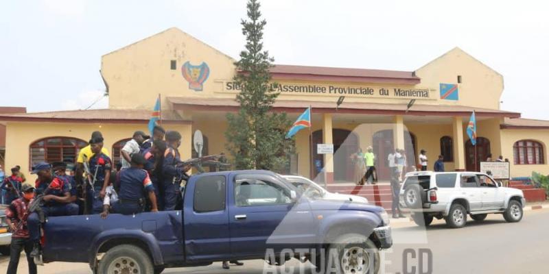 Une jeep de la police devant l'Assemblée provinciale du Maniema