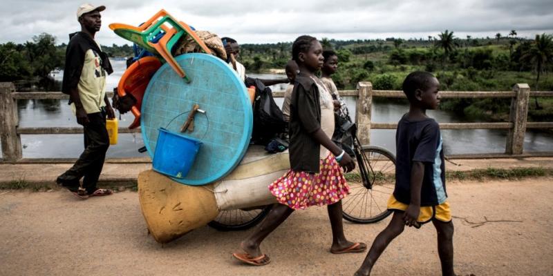 Une famille fuit les violences à Kamonia, dans la province du Kasaï en RDC. Octobre 2017.   © HCR / John Wessels