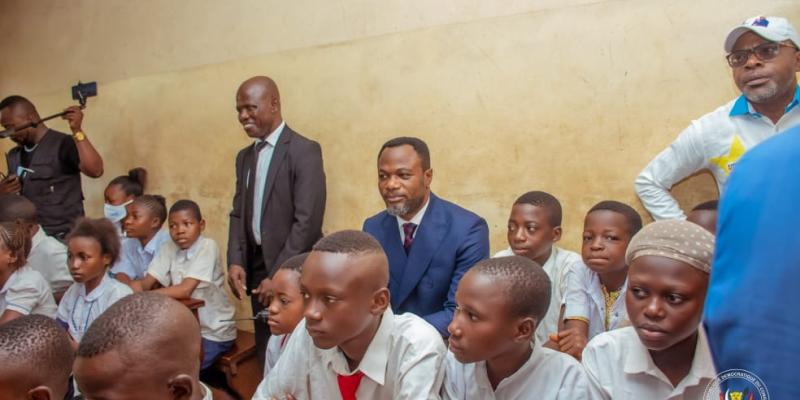 Tony Mwaba dans une salle de classe avec les élèves