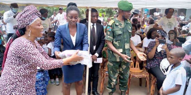 Remise des kits scolaires aux enfants de l'école primaire du camp Kokolo