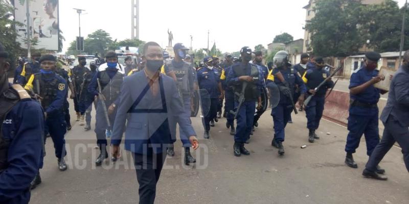 Quelques policiers après avoir dispersé une marche de Lamuka à Kinshasa