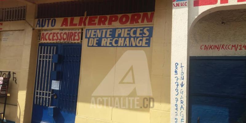 Une maison de vente des pièces de rechange des véhicules au niveau de Rond-point Kimpwanza dans la commune de Kasa-Vubu