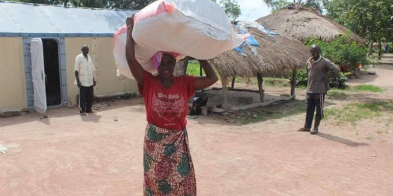 Une  femme réfugiée congolaise se prépare à rentrer chez elle en République démocratique du Congo depuis le camp de Mantapala, en Zambie.   © HCR/Bruce Mulenga