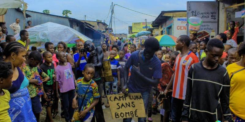 Performance artistique contre Bombé à Camp Luka