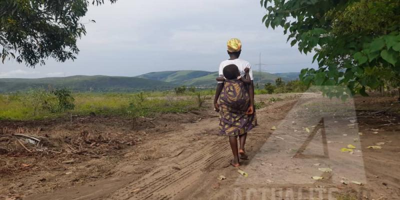 Henriette Kiakumbuta, 21 ans, avec l'un de ses quatre enfants sur le dos