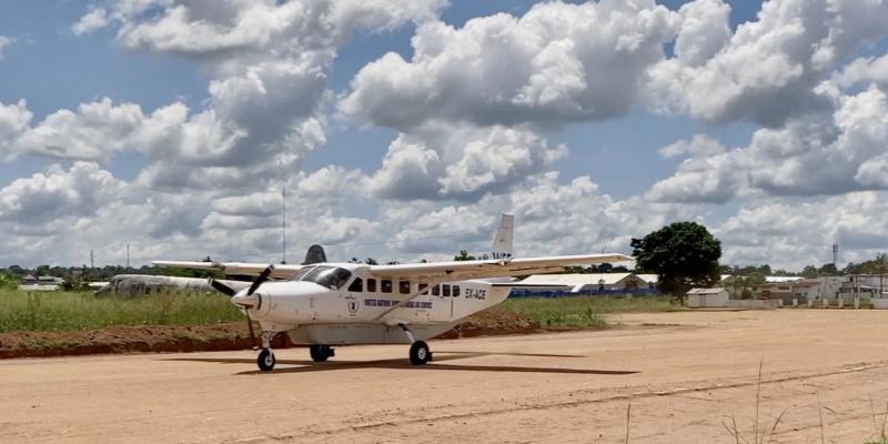 Un avion UNHAS se prépare à décoller à l’aéroport de Tshikapa. Ph. Elisabeth Bryant/PAM