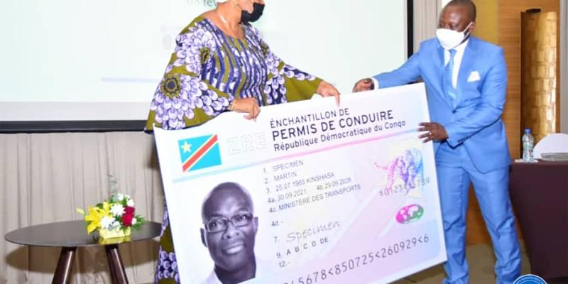 Eve Bazaiba reçoit un modèle du nouveau permis de conduire en RDC