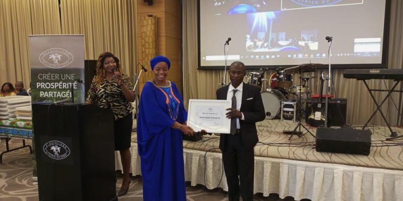 Eve Bazaiba lors de la remise des prix aux agents de PHC