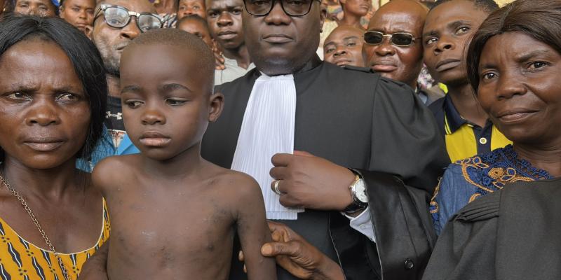 Guy Mafuta avec les victimes de la pollution