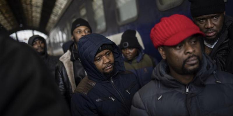 Des ressortissants africains prennent le train à Lviv pour quitter l'Ukraine ce dimanche 27 février 2022. © AP Photo/Bernat Armangue