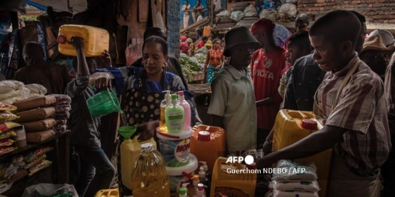 Des vendeurs des produits de première nécessité dans un marché à Bukavu