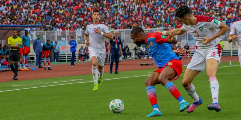 Cédric Bakambu aux prises avec deux joueurs marocains 