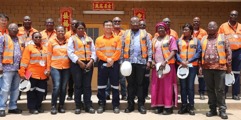 Au centre, premier rang, M. Weiquan Xia, Directeur Général de MMG Kinsevere entouré de la délégation de la présidence de la RDC, de la Gécamines et de la haute direction de MMG Kinsevere