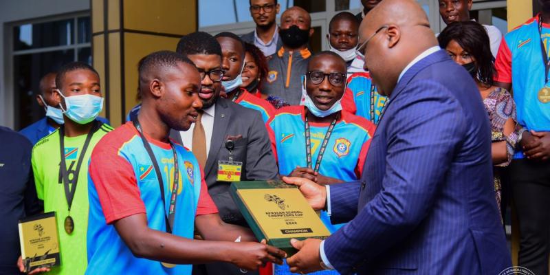 Félix Tshisekedi en train de congratuler l'équipe de la RDC, vainqueur du tournoi panafricain interscolaire 