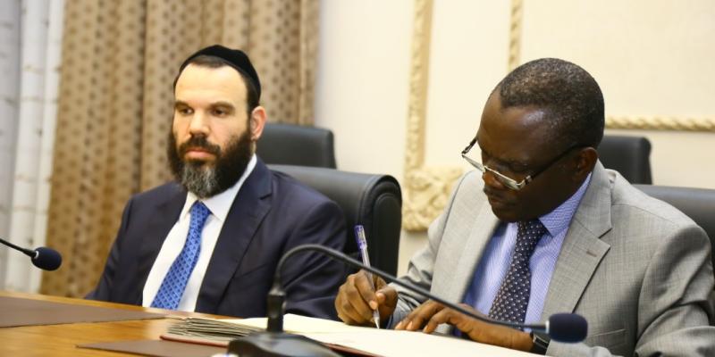 Dan Gertler signant l'accord avec la partie congolaise