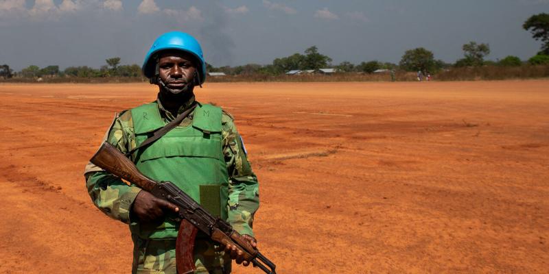 Un soldat de la Minusca lors d'une mission de maintien de la paix à Paoua dans le nord-ouest de la Centrafrique, le 2 décembre 2021. © Barbara Debout, AFP