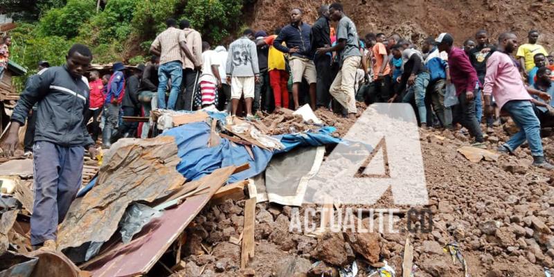 Des personnes rassemblées après un éboulement de terre à Bukavu