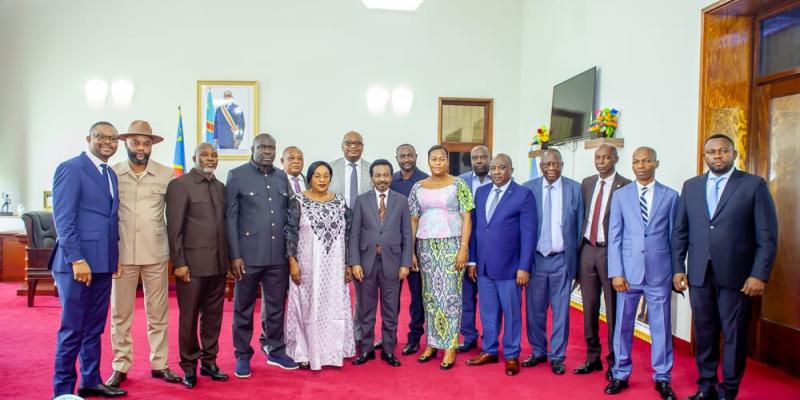 La délégation des élus de Lubumbashi conduite par leur collègue Célestin Mbuyu, président de la communauté Katangaise à Kinshasa avec le président de l'Assemblée nationale