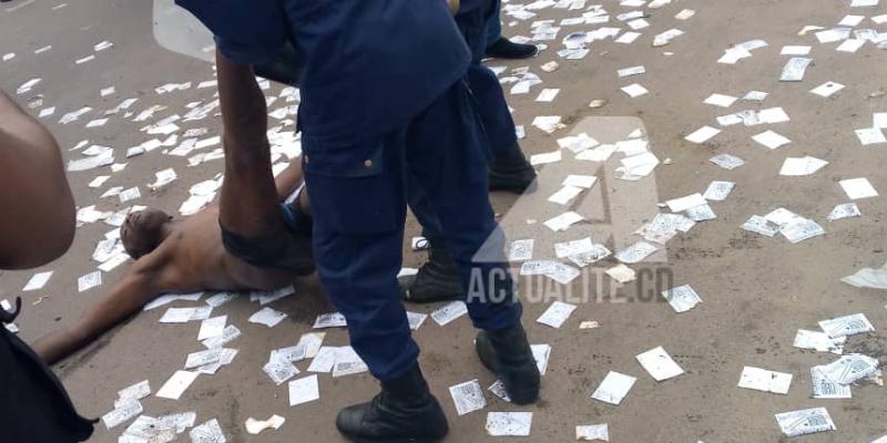 un manifestant saisi par la police lors d'un sit-in du bloc patriotique