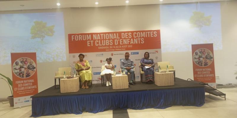 De G à D : la représentante de la Fondation Denise Nyakeru, le représentant des enfants du forum, le ministre Mutinga et la représentante pays de World Vision