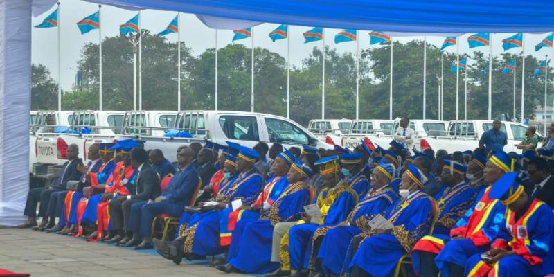 Les professeurs émérites lors de la cérémonie de remise des véhicules  