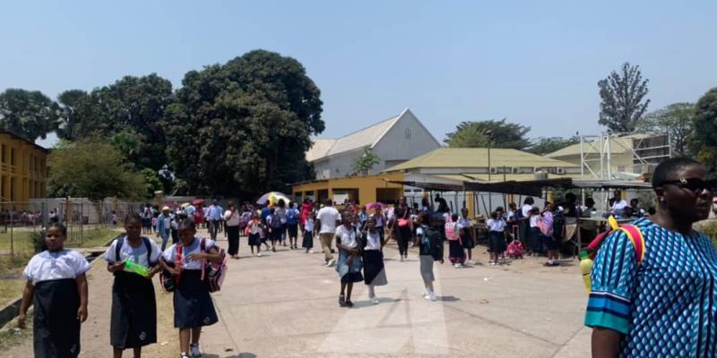 Enceinte du Lycée Bosangani. Les élèves à la sortie de classe