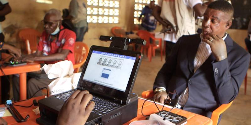 Test des kits d'enrôlement des électeurs à Luozi. Photo droits tiers. 