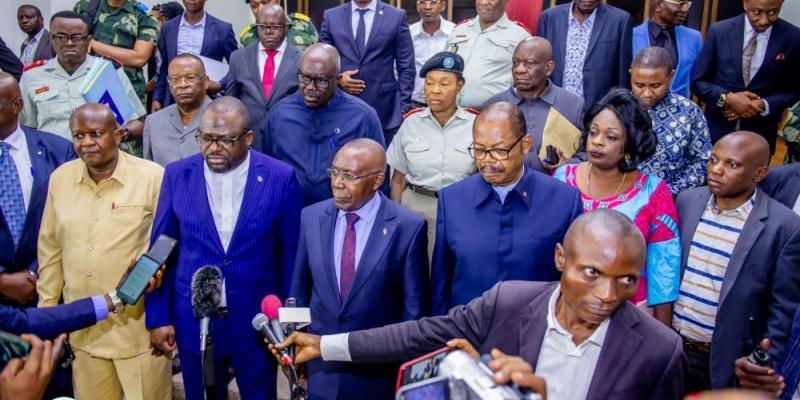 Les membres de la commission défense et sécurité du parlement avec le ministre de la défense 