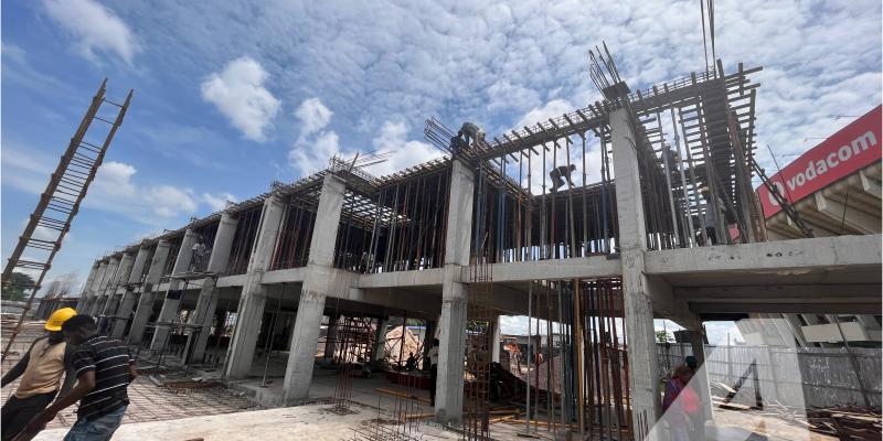 Construction du gymnase du stade des martyrs. Deux terrains de basketball en construction/Ph. ACTUALITE.CD