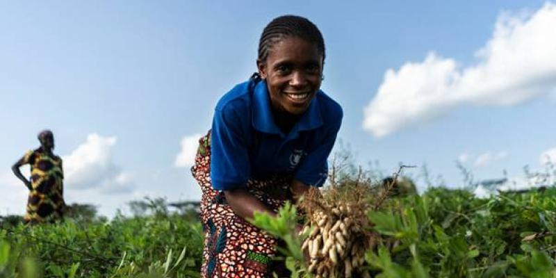 Rebecca tient des cacahuètes qu'elle a récoltées à Kabalo, en République démocratique du Congo, dans le cadre d'un projet de paix PAM-FAO. Photo : PAM/Arete/Fredrik Lerneryd