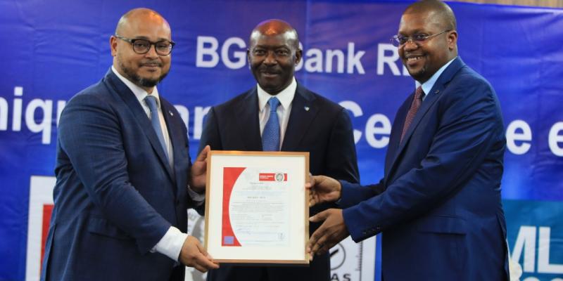 De G à D: Francesco DE MUSSO, Administrateur-Directeur Général de BGFIBank RDC SA, Henri-Claude OYIMA, Président Directeur Général du Groupe BGFI, Toussaint TSHIBUY, LEAD AUDITEUR QSE / HEAD OF CERTIFICATION & TRAINING chez Bureau Veritas