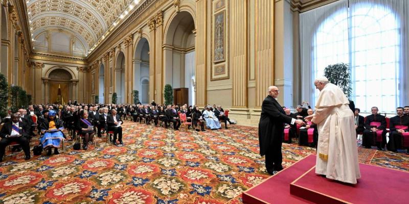 Georgios Poulides, ambassadeur de Chypre au Vatican, doyen du corps diplomatique, lors des vœux du Pape François aux ambassadeurs accrédités près le Saint-Siège, le 9 janvier 2023, en salle des Bénédictions.   (Vatican Media)