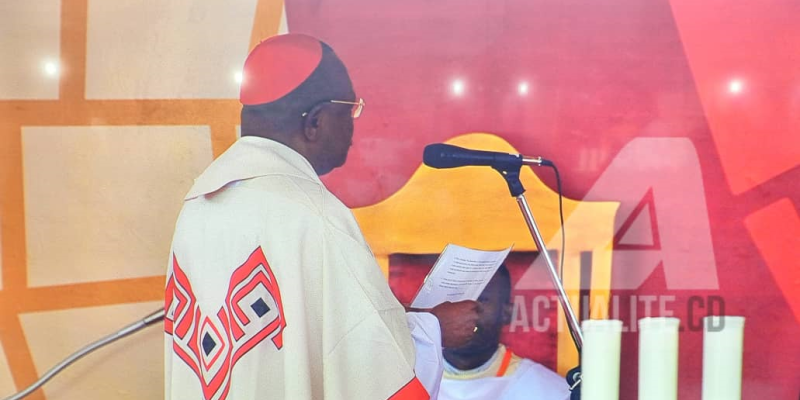 Le Cardinal Ambongo célèbre s'adressant au Pape François lors de la messe le 1er février à Kinshasa