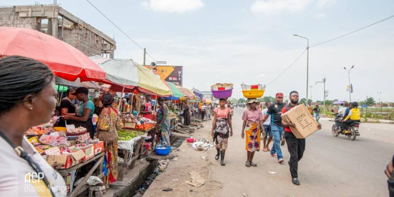 Les piétons marchants au bord de la chaussée sur l'avenue Luambo Makiadi (ex.Bokasa) au niveau du marché Zigida ce mardi 07 02 2023. Photo ACP, Blaise Irenge