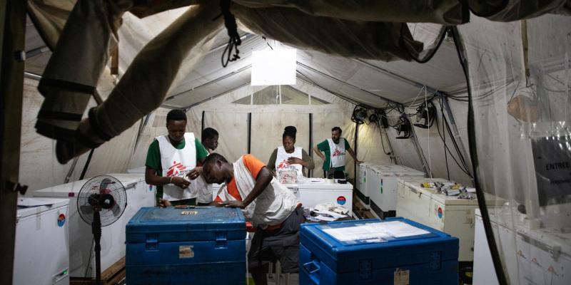 Vue à l'intérieur de la salle de la chaîne du froid à la base MSF de Bangabola. Une chaîne du froid performante est essentielle pour assurer la bonne température - et donc efficace - des vaccins pendant le transport et sur les sites.